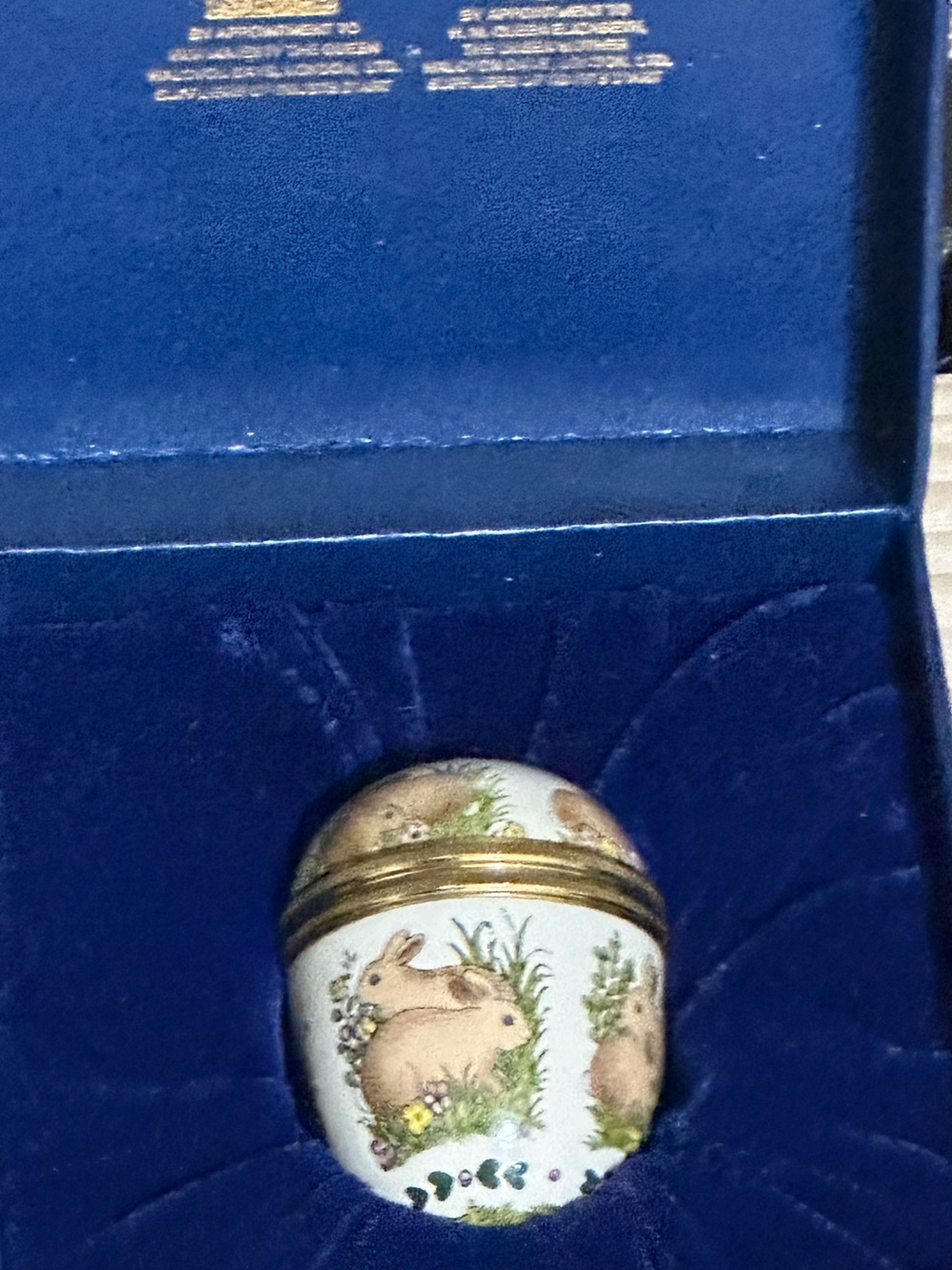 HALCYON DAYS ENAMEL BOX - VINTAGE EASTER BUNNY EGG & STAND - RABBITS & FLOWERS - Picture 2 of 7